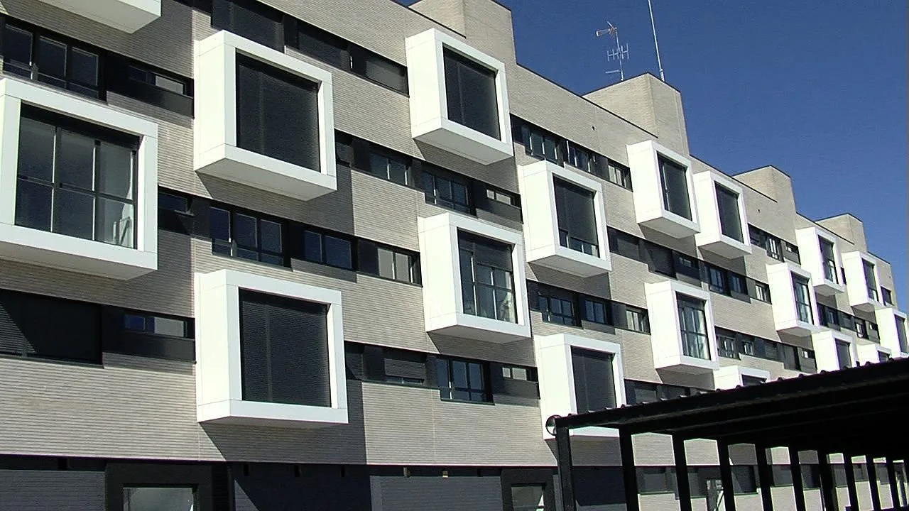 Fachada de Coupe Caravista en viviendas de Burgos
